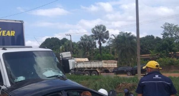 Motorista morre após veículo ser atingido e arrastado por caminhão-baú