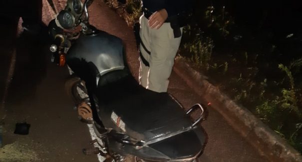 Motociclista morre e mais duas pessoas ficam feridas após colisão na BR-402