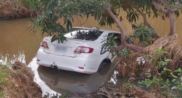 Motorista de veículo perde o controle e cai em riacho no Maranhão
