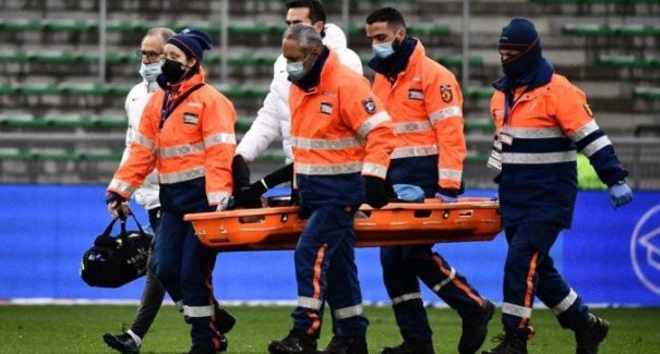 Neymar sofre contusão no tornozelo esquerdo e deixa jogo do PSG chorando