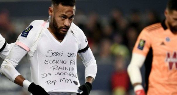 Neymar faz gol no Campeonato Francês e homenageia Marília Mendonça