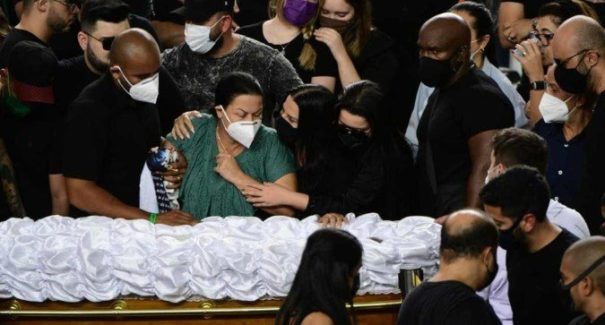 Corpo de Marília Mendonça é velado em Goiânia na presença da família e fãs