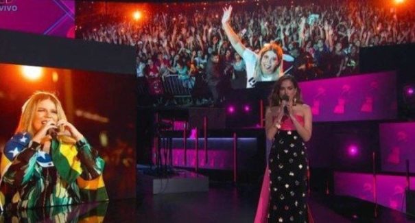 Anitta homenageia Marília Mendonça no Grammy Latino: “Viva a Marília Mendonça!”