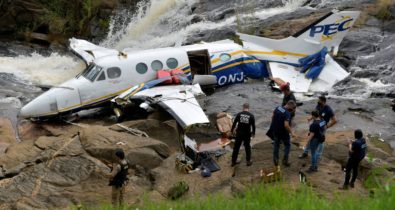 Avião é retirado do local onde caiu em Minas, matando cinco pessoas