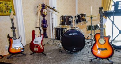 Governo entrega kits de instrumentos musicais para igrejas católicas e evangélicas