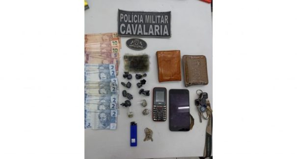 Dois homens são presos suspeitos de tráfico de drogas no bairro Diamante