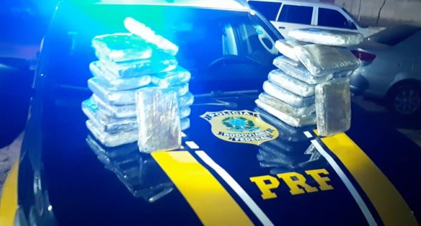 Dupla é presa com 30kg de maconha dentro de um ônibus
