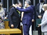 Bolsonaro recebe medalha em meio a gritos de “genocida” e “mito”