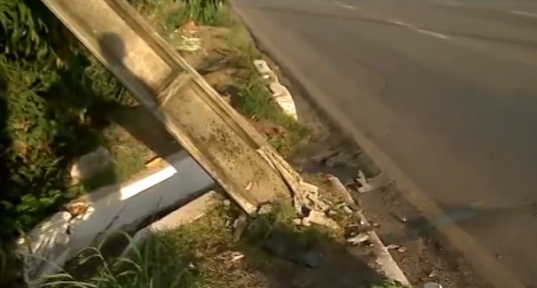 Motorista perde o controle e bate em poste de alta-tensão na Jerônimo de Albuquerque