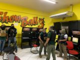 Polícia fecha casa de jogos de azar e prende quatro pessoas na Cohab