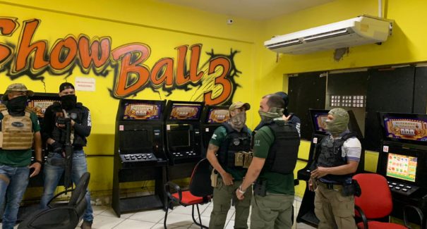 Polícia fecha casa de jogos de azar e prende quatro pessoas na Cohab