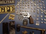Preso suspeito de posse ilegal de arma de fogo e tráfico de drogas