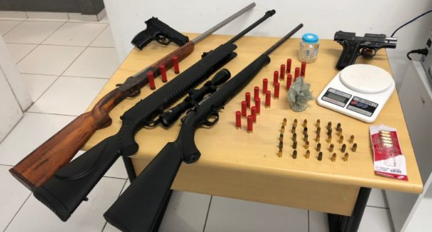 Operação da polícia civil apreende armas de fogo e três pessoas são presas por tráfico de drogas