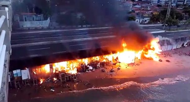 Incêndio atinge casebres debaixo da Ponte José Sarney