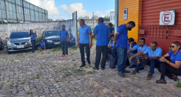Rodoviários de empresa cruzam os braços por falta de pagamento
