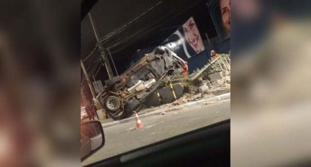 Carro capota, arrebenta muro com grade e quatro pessoas ficam feridas na Holandeses