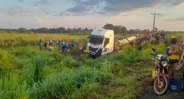 Colisão entre duas carretas deixa dois feridos na BR-135