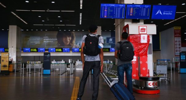 Anvisa libera entrada no país sem carteira de vacinação e teste de covid-19