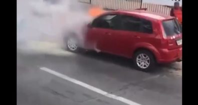 VÍDEO: Carro pega fogo em avenida de São Luís