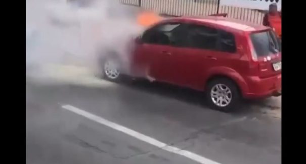 VÍDEO: Carro pega fogo em avenida de São Luís
