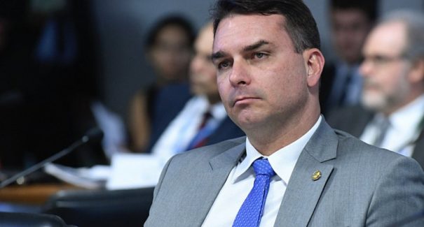 Flávio Bolsonaro admite contato com banqueiro para financiar filme sobre Jair Bolsonaro