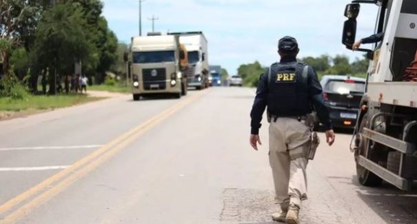 PRF intercepta veículo furtado transportando seis pessoas na BR-316