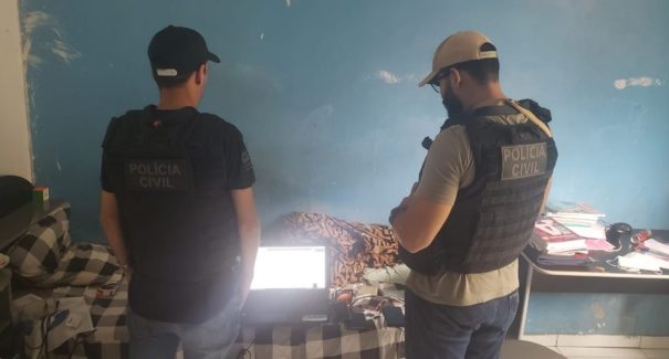 Dupla é presa suspeita de armazenar conteúdo pornográfico infantil