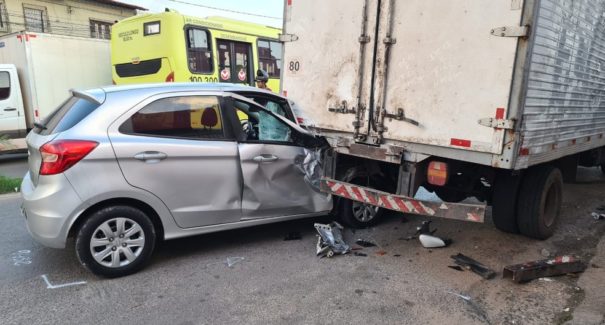 Motorista de carro perde o controle e bate em caminhão em avenida em São Luís