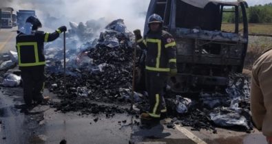Caminhão fica completamente destruído após pegar fogo em Campo de Peris