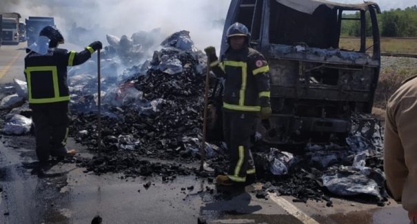 Caminhão fica completamente destruído após pegar fogo em Campo de Peris