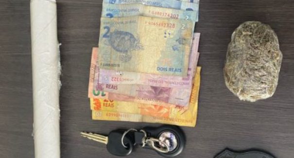 Casal suspeito de tráfico de drogas deixa criança de 6 anos sozinha em residência