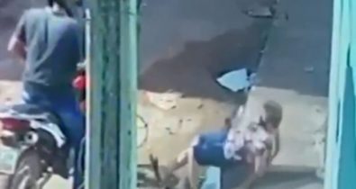 VÍDEO: Bandido rouba cordão e derruba idosa em Santa Inês