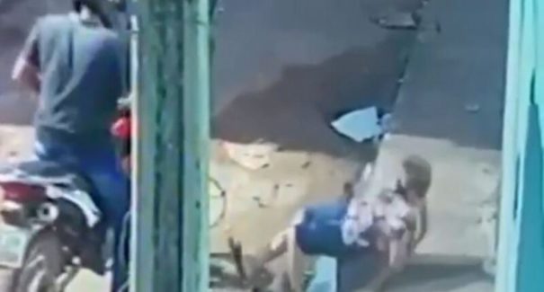 VÍDEO: Bandido rouba cordão e derruba idosa em Santa Inês