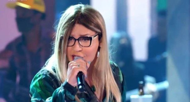 Gloria Groove emociona ao homenagear Marília Mendonça