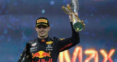Verstappen conquista título da F1 com ultrapassagem na última volta
