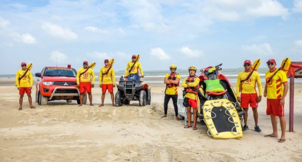 Bombeiros realizam operação nas praias da Grande Ilha durante réveillon
