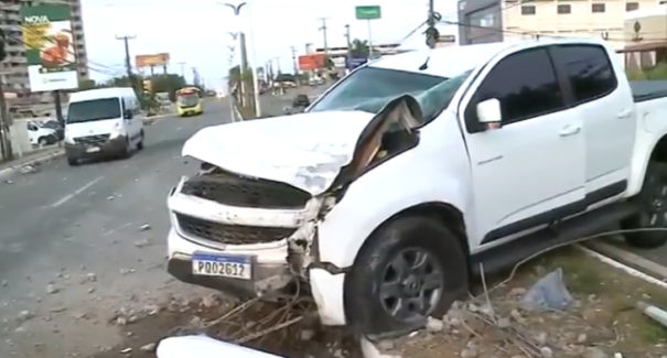 Caminhonete bate em poste na avenida dos Holandeses