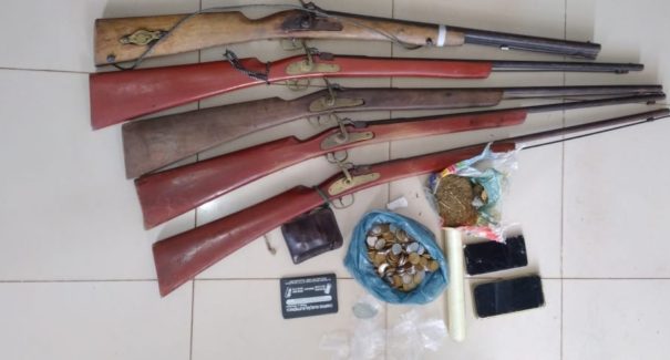 Dupla é presa suspeita de tráfico de drogas e posse ilegal de arma de fogo