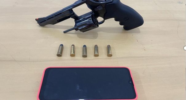 Suspeita de posse ilegal de arma de fogo é presa no Bairro de Fátima
