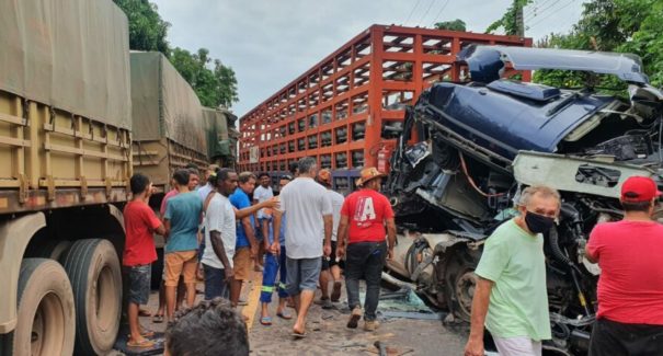 Colisão entre carretas interdita trecho da BR-135