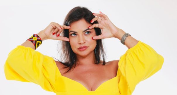 Cantora Flávia Bittencourt apresenta o show “Só Ouvir”, nesta terça-feira (28)