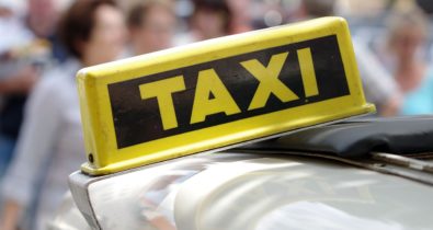 Taxista procura passageiro para devolver dinheiro pago a mais