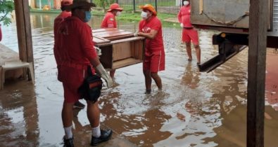 Bombeiros trabalham no atendimento aos desabrigados pelas chuvas no Maranhão