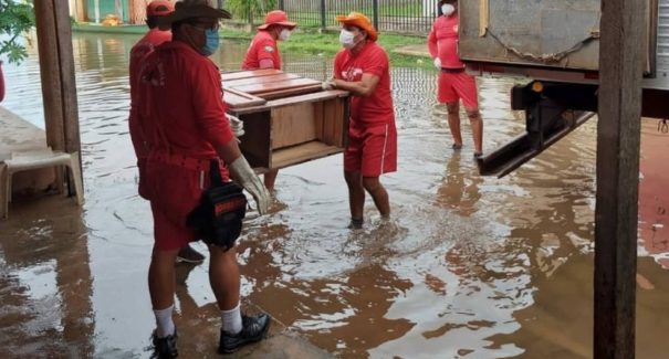 Bombeiros trabalham no atendimento aos desabrigados pelas chuvas no Maranhão