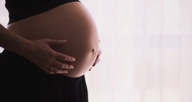 Estabelecimentos de saúde devem comunicar casos de gravidez de adolescentes, segundo PL