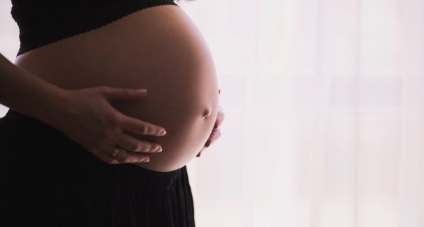 Estabelecimentos de saúde devem comunicar casos de gravidez de adolescentes, segundo PL