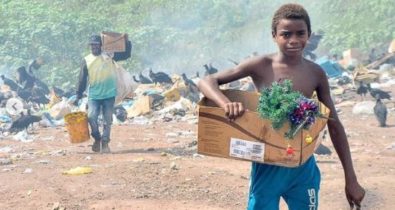 Menino que encontrou árvore de Natal em lixão do Maranhão recebe doações de internautas