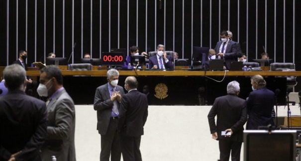 PEC dos benefícios sociais será votada na Câmara só na terça-feira (12)