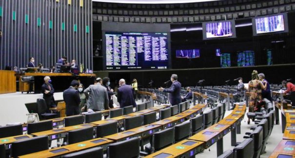 Congresso derruba veto aos R$ 5,7 bi para financiamento de campanhas