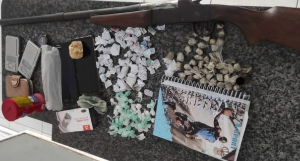 Dupla é presa suspeita de tráfico de drogas e posse ilegal de arma de fogo